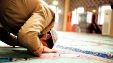 تصویر در شکستن نماز برای پاسخ دادن به تلفن همراه !