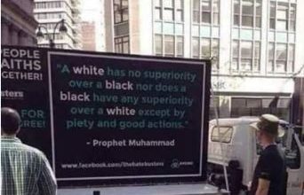 تصویر در نصب بنری از خطبه پیامبر اسلام ص در نیویورک امریکا / عکس