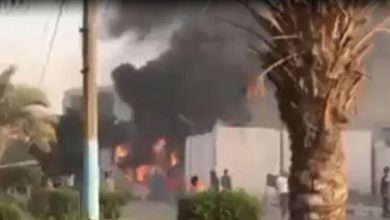 تصویر در معترضان عراقی ورودی خانه استاندار نجف را آتش زدند