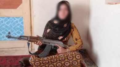 تصویر در خبرساز شدن عکس دختری با کلاشنیکوف ‘که با طالبان جنگید’