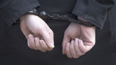 تصویر در پلیس آمریکا یک دانش‌آموز را به دلیل انجام ندادن تکالیف به زندان برد!
