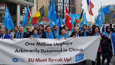 تصویر در تجمع اعتراضی مسلمانان اویغور مقابل ساختمان اتحادیه اروپا