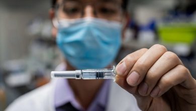 تصویر در نیویورک تایمز: چالش جدید دانشمندان: آیا باید مردم را عامدانه به کرونا آلوده کنیم تا واکسن را روی آن ها آزمایش کنیم؟