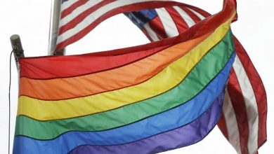 تصویر در پوتین بالا بردن پرچم دگرباشان بر فراز سفارت آمریکا در مسکو را مسخره کرد