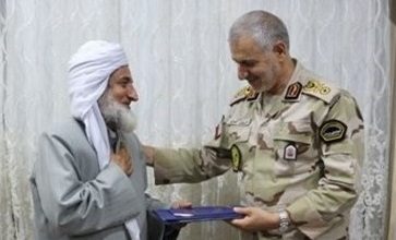 تصویر در امام جمعه مریوان با حکم فرمانده مرزبانی کشور مرزیار افتخاری شد