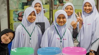 تصویر در بورسیه مدرسه اسلامی تایلندی به دانش‌آموزان بی‌بضاعت