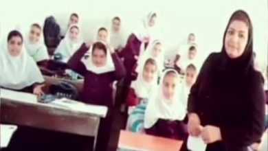 تصویر در وداع دردناک معلم مهابادی با دانش آموزان