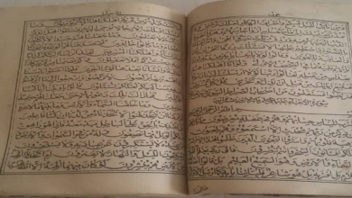 تصویر در خیر مهابادی یک جلد قرآن ۴۰۰ ساله را وقف کتابخانه کرد