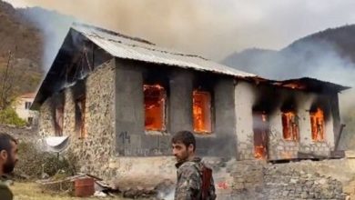 تصویر در ارمنی های قره باغ خانه های خود را آتش زدند!