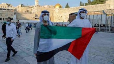 تصویر در تلویزیون اسرائیل گزارش داد: استقبال فلسطینیان از گردشگران اماراتی و بحرینی با لنگه کفش