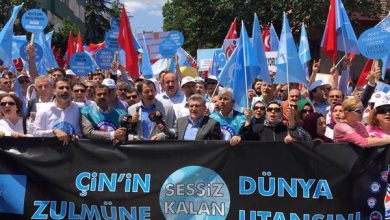 تصویر در تظاهرات اعتراض‌آمیز مسلمانان اویغور در مقابل سفارت چین در ترکیه