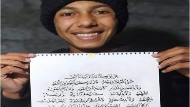 تصویر در جوان‌ترین خوشنویس مصری مجوز کتابت قرآن گرفت