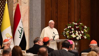تصویر در پاپ در جمع مسئولان عراقی: دین ما را به تمسک به صلح و همزیستی دعوت می‌کند