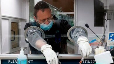 تصویر در اسرائیل میلیون ها واکسن کرونا را دور می ریزد اما به فلسطینی ها نمی دهد