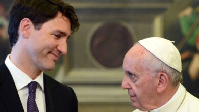 تصویر در کانادا تقصیر گورهای جمعی را گردن واتیکان انداخت؛ «پاپ باید عذرخواهی کند»