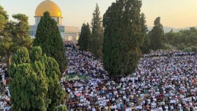 تصویر در حضور ۶۰ هزار نمازگزار فلسطینی در نماز جمعه مسجد الاقصی