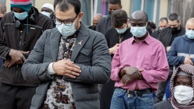تصویر در نماز خواندن در اماکن عمومی فرانسه جنجالی شد