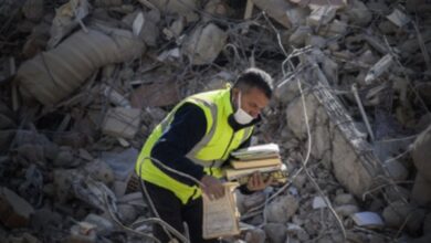 تصویر در جمع آوری قرآن ها از زیر آوار در ترکیه