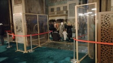 تصویر در درب مسجد ایاصوفیه متعلق به دوره امپراتوری رم شرقی با موانع شیشه ای پوشیده شد