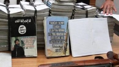 تصویر در جمع‌‌آوری کتاب‌های تبلیغاتی داعش از مدرسه اسلامی بیرمنگام