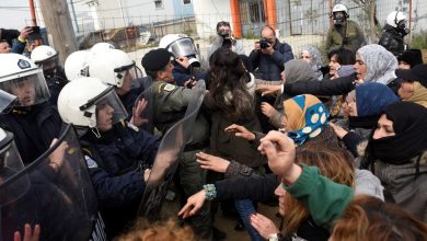 تصویر در اعتراض دیده‌بان حقوق‌بشر به رفتار پلیس یونان با پناهجویان