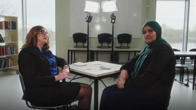 تصویر در بحث و جدال تلویزیونی دو زن مسلمان سوئدی درباره ممنوعیت روسری در مدارس