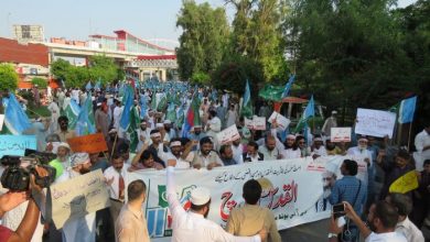 تصویر در اعتراض علما و مردم پاکستان به توافق امارات و اسراییل