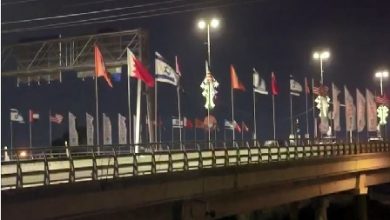 تصویر در فعالان اسرائیلی پرچم امارات و بحرین را پایین کشیده و پرچم فلسطین را برافراشتند