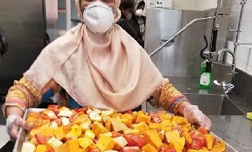 تصویر در زنان داوطلب مسلمان در ملبورن در بحران کرونا به نیازمندان غذارسانی می‌کنند