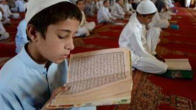 تصویر در دانش آموزان ابتدایی افغانستان در مساجد درس می خوانند