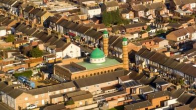 تصویر در مخالفت با پخش اذان از بلندگوی مسجدی در انگلیس