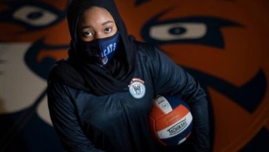 تصویر در دانش‌‌آموز مسلمان آمریکایی قانون ممنوعیت حجاب در مسابقات را تغییر داد