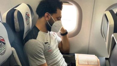 تصویر در قرآن خواندن بازیکن لیورپول در هواپیما
