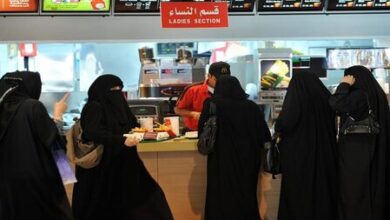 تصویر در یک رستوران مشهور در عربستان از ورود زنان محجبه ممانعت می کند