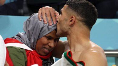 تصویر در بوسه بازیکن مراکشی بر پیشانی مادر
