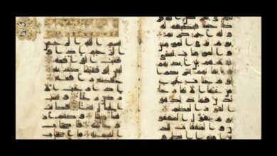 تصویر در نمایش نسخه قرآن کریم متعلق به قرن هشتم میلادی در موزه لوور پاریس