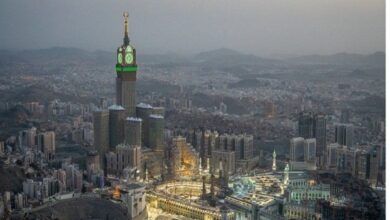 تصویر در بررسی حرکت زائران مسجدالحرام از بالاترین نقطه برج ساعت در مکه