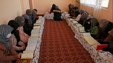 تصویر در استقبال دختران محروم از تحصیل در افغانستان از مدارس قرآنی