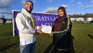 تصویر در بانوی مسلمان مربی فوتبال در بیرمنگام جایزه «قهرمان» را به خود اختصاص داد