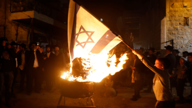 تصویر در گروهی از یهودیان در قدس اشغالی پرچم رژیم صهیونیستی را آتش زدند